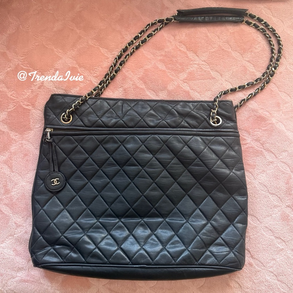 Gorgeous Authentic Chanel Vintage Quilted Lambskin Shoulder Bag – Black & Gold!
